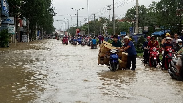 Mưa lũ nghiêm trọng tại các tỉnh miền Trung, Tây Nguyên. Nhiều tuyến đường và nhà dân tại thành phố Nha Trang, tỉnh Khánh Hòa ngập sâu trong nước. (Thời sự chiều 13/12/2016)